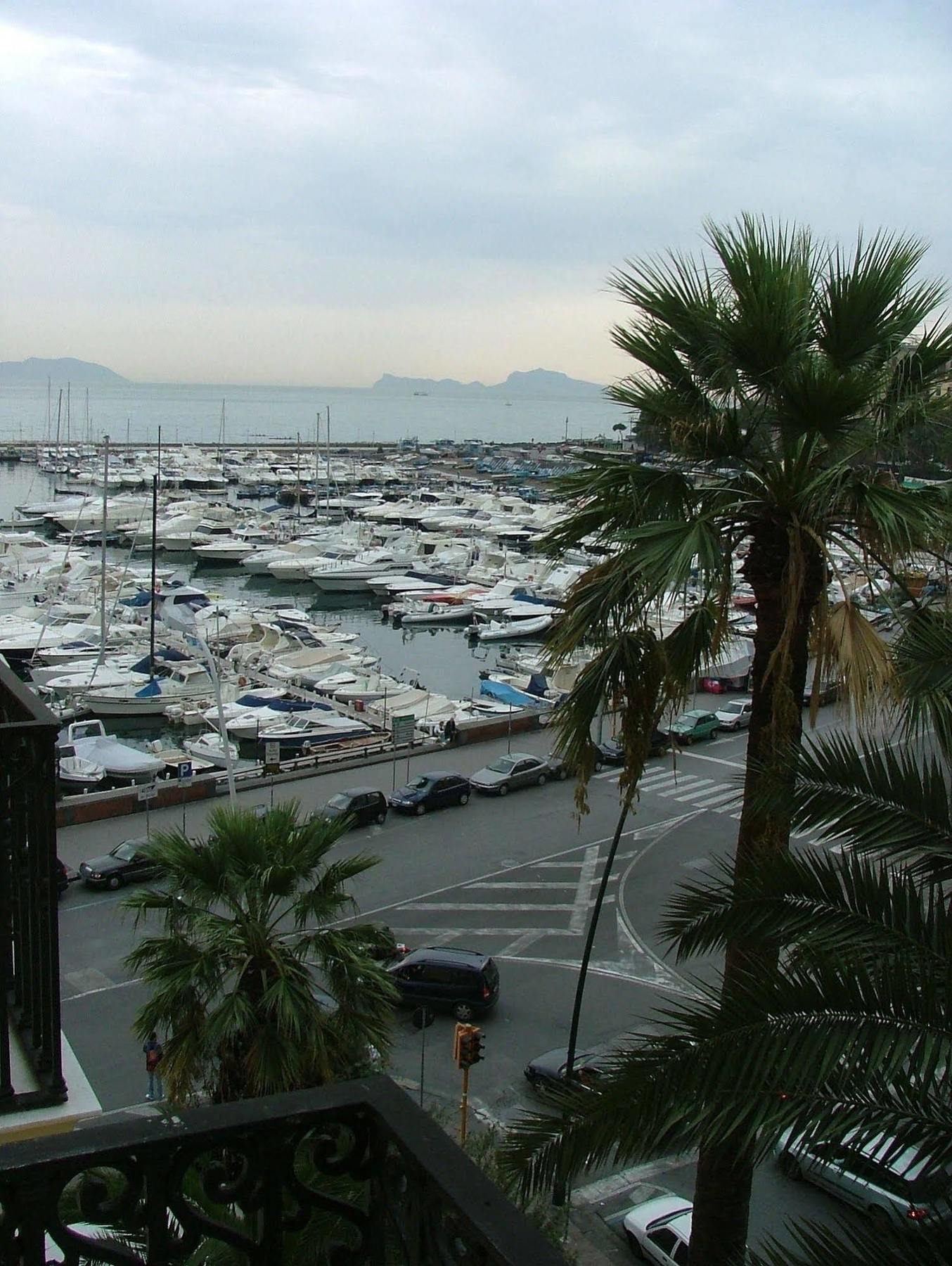 Caracciolo 10 Bed & Breakfast Napoli Dış mekan fotoğraf